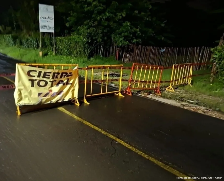 Cierre en Matlacobatl bloquea la carretera Xalapa-Teocelo por deslave Cierre en Matlacobatl bloquea la carretera Xalapa-Teocelo por deslave