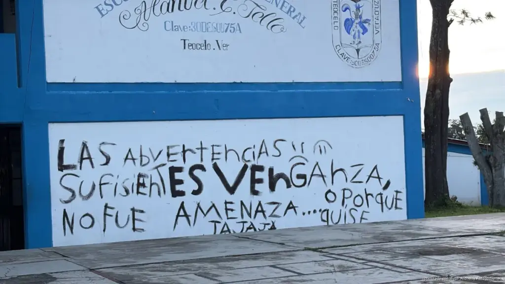 Vandalizan escuela en Teocelo y dejan mensaje amenazante; suspenden clases