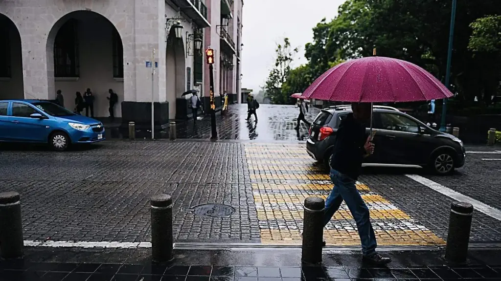 Lluvias en Xalapa mantienen alerta por Frente Frío Lluvias en Xalapa mantienen alerta por Frente Frío