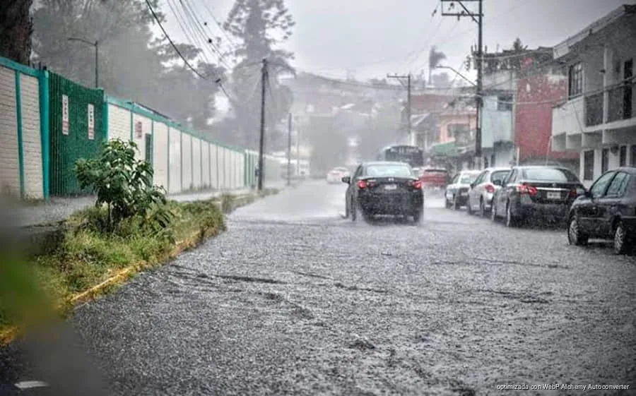Lluvias en Xalapa mantienen riesgo de deslaves y encharcamientos Lluvias en Xalapa mantienen riesgo de deslaves y encharcamientos